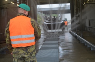 BVP při nájezdu do tlakové myčky se spuštěním spodního mytí