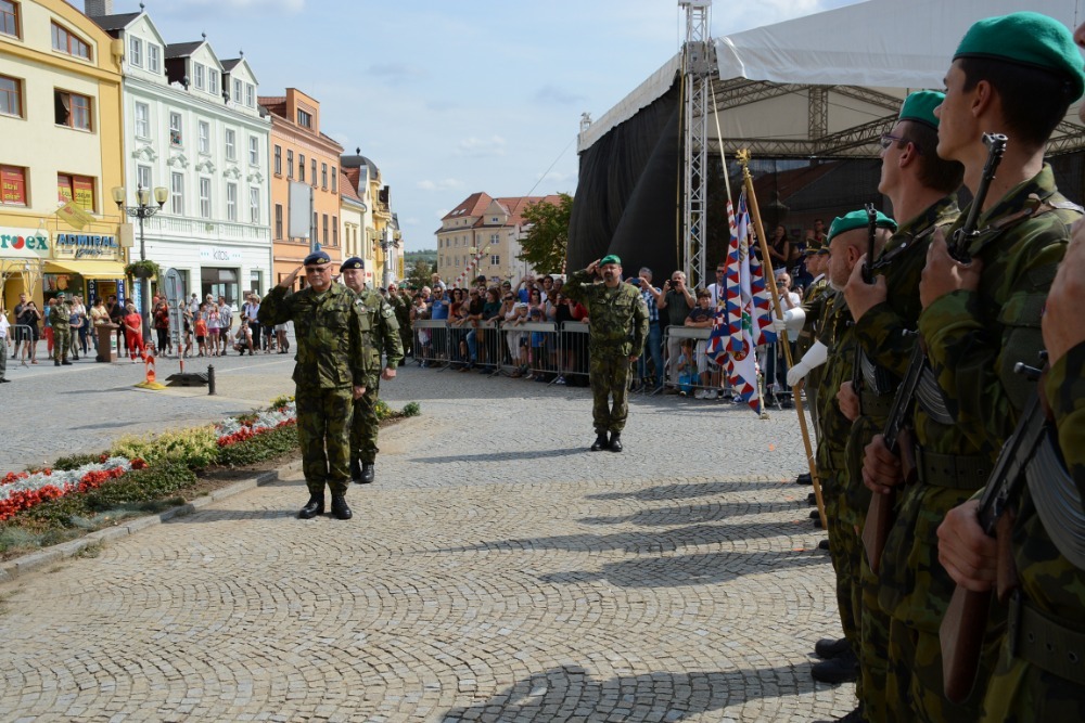   Generálmajor Jaromír Alan provádí přehlídku nastoupených jednotek
