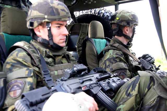  Vojáci připravení již ve vozidlech