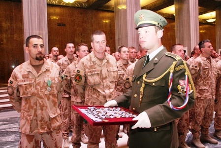 Vojáci, kteří kryli záda čtyřem desítkám tisíc lidí, byli vyznamenaní na Vítkově