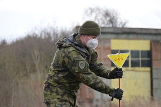  Instruktor připravuje výtyčku chemické hrozby 