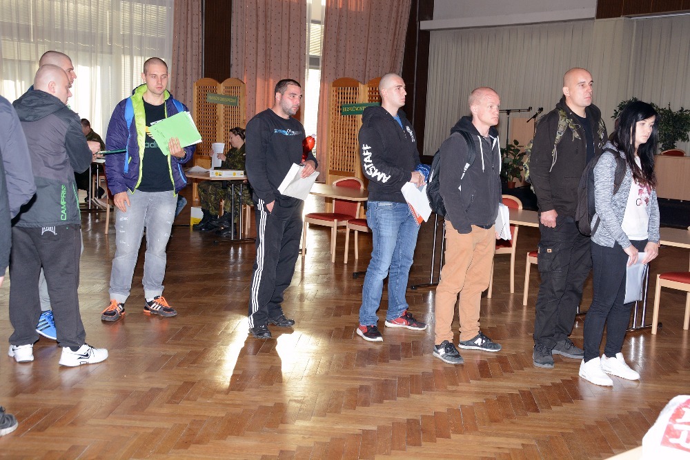 Každý musí projít úvodním kolečkem vstupních formalit