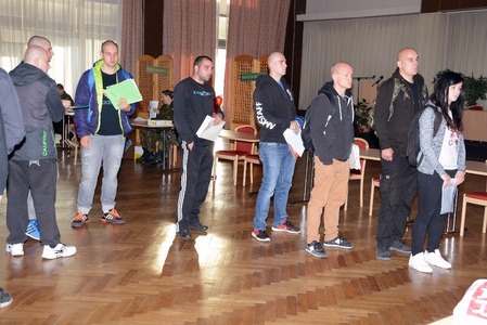  Každý musí projít úvodním kolečkem vstupních formalit