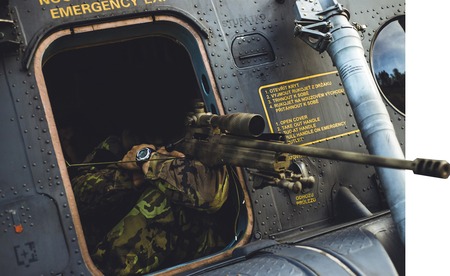 Při extrémní soutěži odstřelovačů se střílelo ze sklepa i z vrtulníku