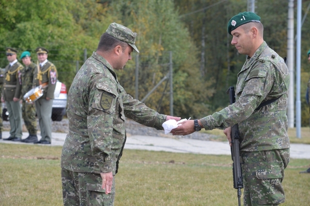  Předávání povlaku s číslem slovenskému příslušníkovi četaři Ondreji Hajdovi