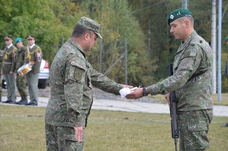  Předávání povlaku s číslem slovenskému příslušníkovi četaři Ondreji Hajdovi