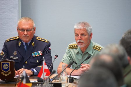  Předseda Vojenského výboru NATO generál Pavel promlouvá k účastníkům
