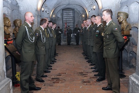 Nášivky a odznaky kurzu Komando převzalo v Resslově ulici 14 nových absolventů