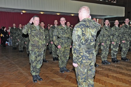Velitel kurzu mjr. Stuchlík předává hlášení v úvodu ceremoniálu plk. gšt. Medkovi
