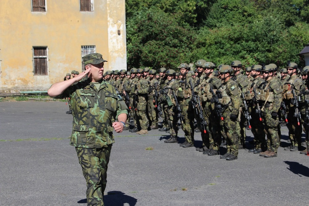  Velitel VeV-VA brig.gen.Radek Hasala při přehlídce nastoupených jednotek OTC