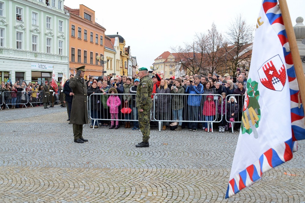   Velitel VeV-VA předává hlášení NGŠ AČR