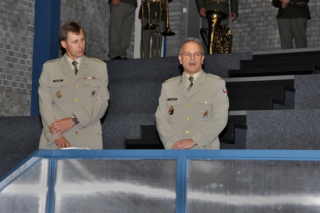  Zahájení se účastnili (zleva) za SRPS MO plk.Jebavy a za VO FTVS UIK Praha plk.Přívětivý