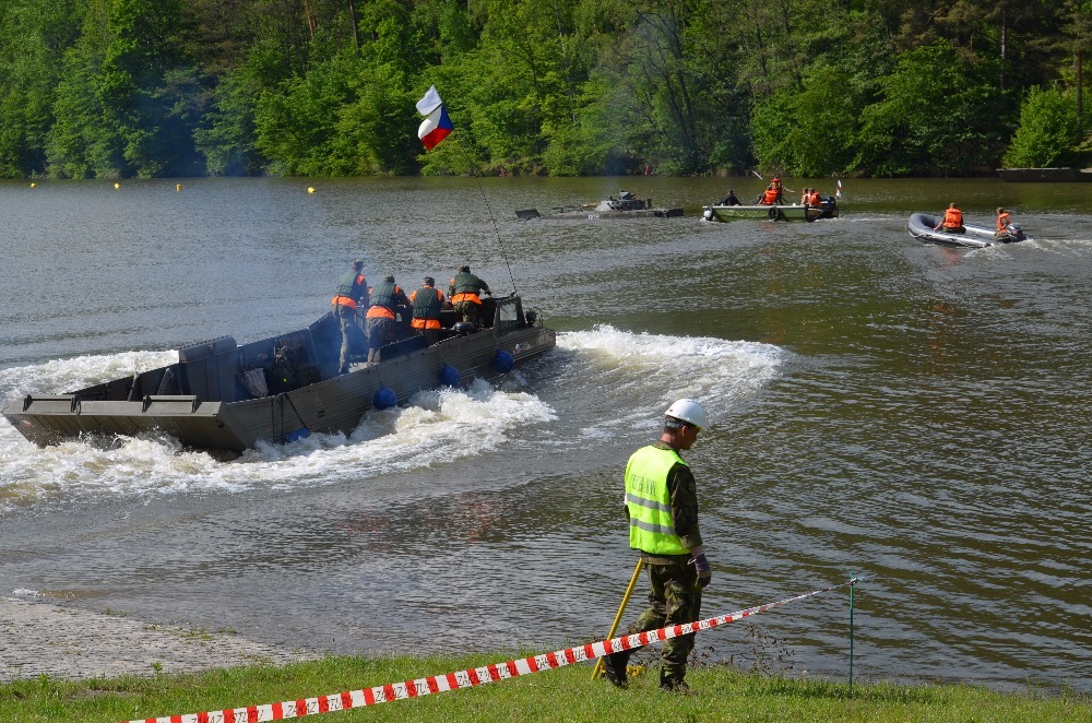Zásah záchranné a vyprošťovací služby při úniku výfukových plynů do prostoru osádky BVP-2