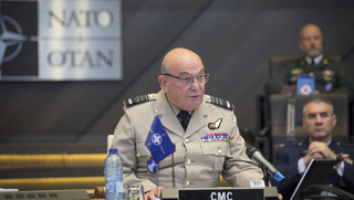 Videokonferenci zahájil předseda Vojenského výboru NATO vrchní maršál letectva Sir Stuart Peach
