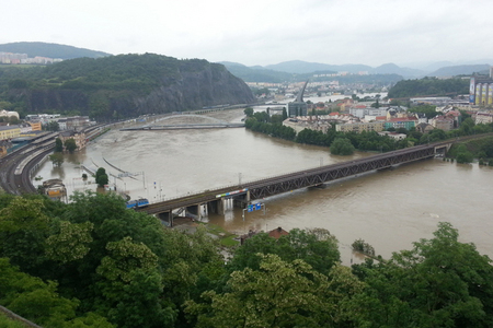 Chemici z Liberce pomáhali zatopeným ve Štětí. Přivezli si i speciální automobil
