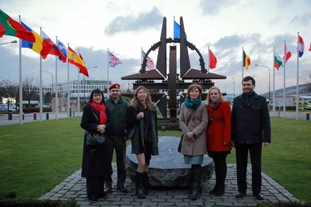 Výtěžek z charitativního bazaru NATO v Bruselu pomůže postiženým dětem v Čechách