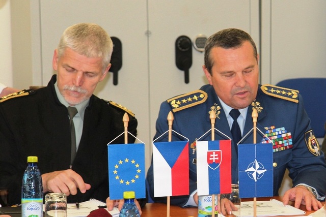 Generál Petr Pavel s  generálem Peterem Vojtekem