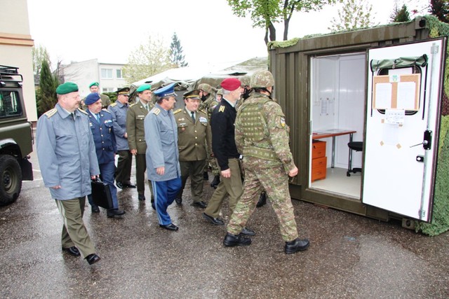 Generál Pavel také navštívil brigádu bojového zabezpečení, kde zhlédl ukázky vybavení.
