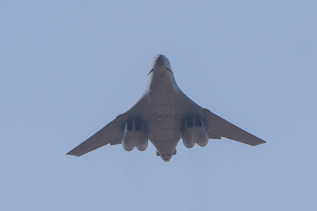 Strategický bombardér B-1B nad leteckou základnou v Náměšti 