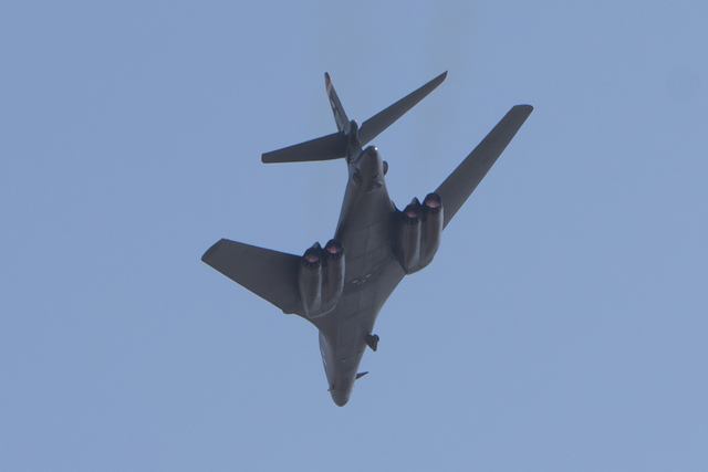 Strategický bombardér B-1B nad leteckou základnou v Náměšti