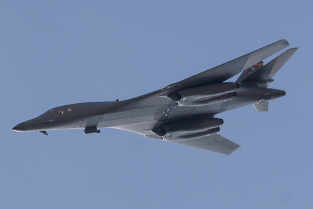 Strategický bombardér B-1B nad leteckou základnou v Náměšti 