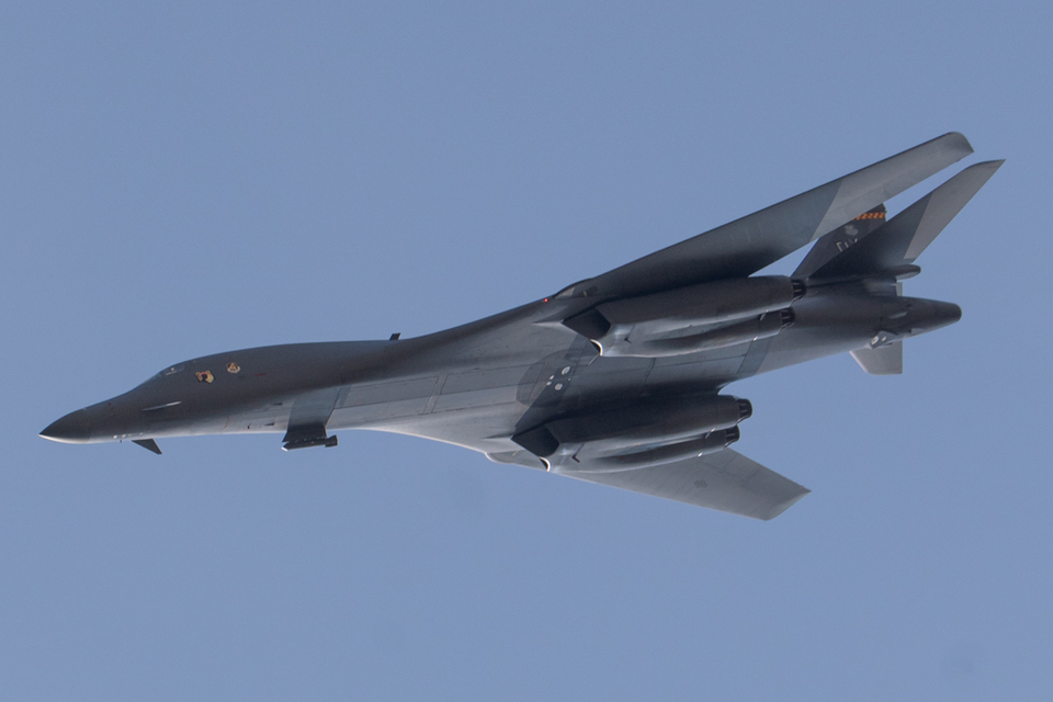 Strategický bombardér B-1B nad leteckou základnou v Náměšti 