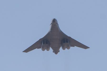 Strategický bombardér B-1B nad leteckou základnou v Náměšti 