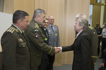 Náčelník Generálního štábu AČR generálporučík Aleš Opata a náměstkyně generálního tajemníka NATO Rose Gottemoeller