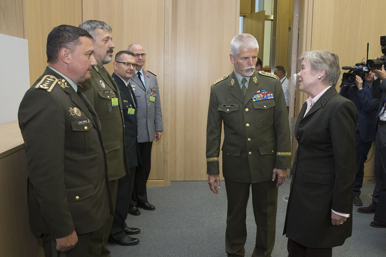 Náměstkyně generálního tajemníka NATO Rose Gottemoeller se pozdravila s náčelníky generálních štábů 