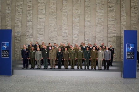 Společná fotografie účastníků jednání Vojenského výboru NATO