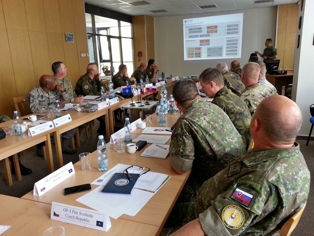 Vrchní praporčík školy NATO štábní nadrotmistr Miroslav Dulaj prezentuje strukturu školy NATO.