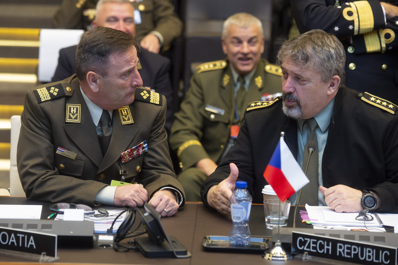 Armádní generál Aleš Opata a generál Mirko Sundov během jednání Vojenského výboru NATO