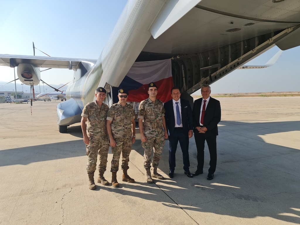 Transportní letoun CASA dopravil další materiální pomoc do Libanonu 1