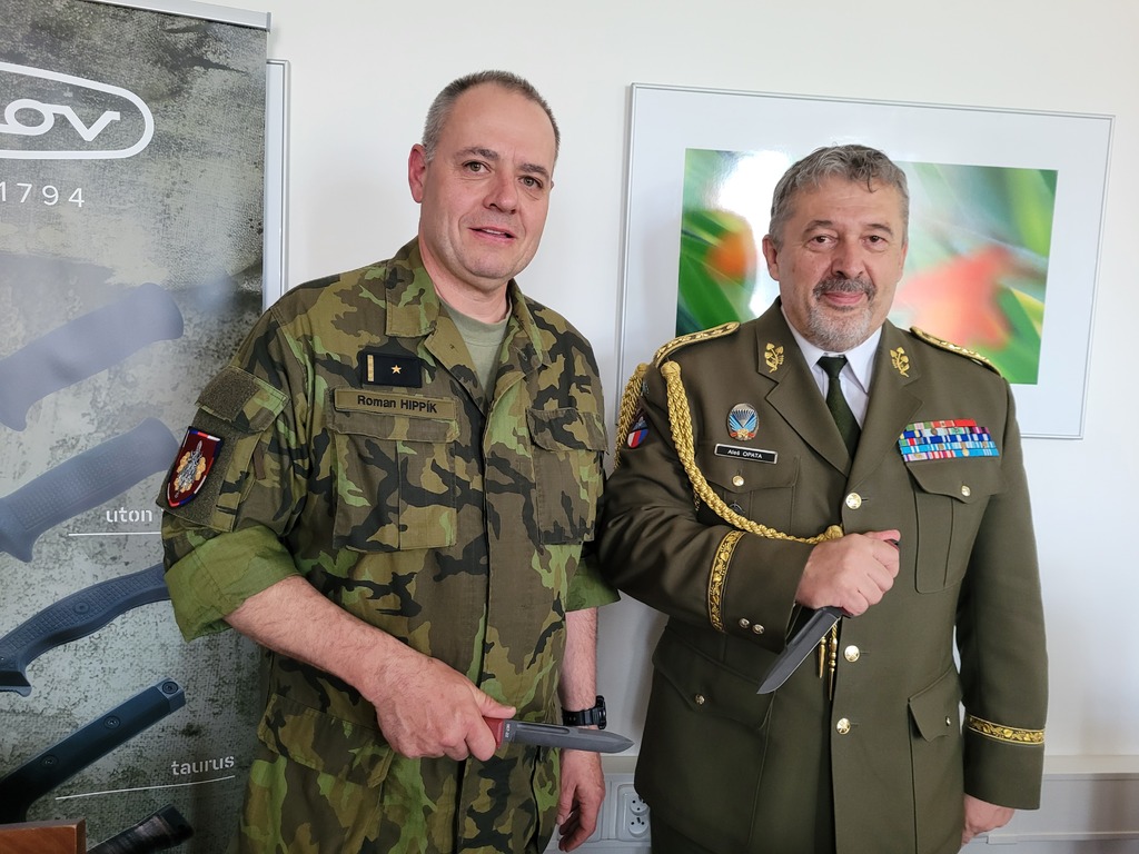 Armádní generál Aleš Opata a major Roman Hippík s nožem Repetitor