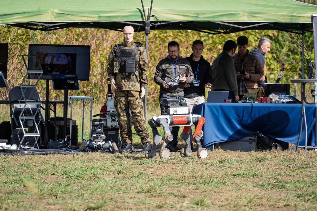 Vojáci v Lipníku nad Bečvou testují desítky pozemních robotů, hledají ty s potenciálem pro armádu