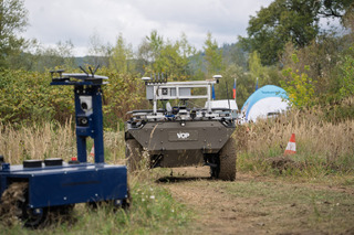 Vojáci v Lipníku nad Bečvou testují desítky pozemních robotů, hledají ty s potenciálem pro armádu