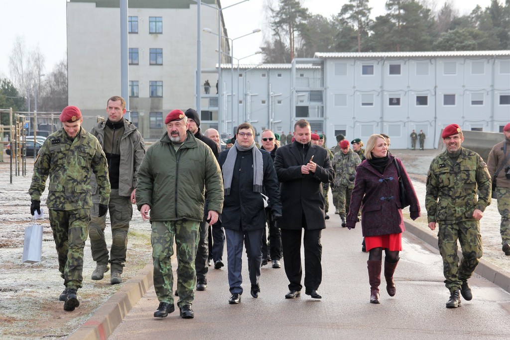 Generál Opata a podplukovník Líbal s delegací Výboru pro obranu Poslanecké sněmovny PČR
