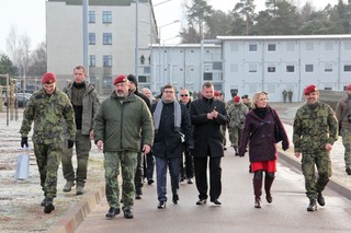 Generál Opata a podplukovník Líbal s delegací Výboru pro obranu Poslanecké sněmovny PČR