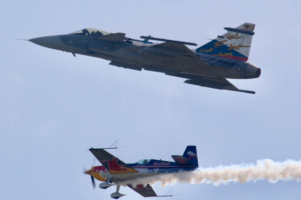 Historický unikátní let akrobatického speciálu Extra a stíhacího stroje Gripen