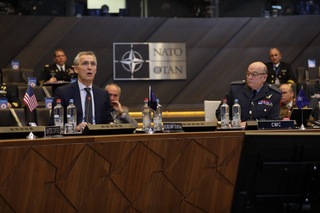 Generální tajemník NATO Jens Stoltenberg a předseda Vojenského výboru NATO vrchní maršál letectva Sir Stuart Peach.