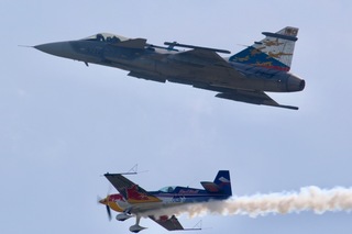 Historický unikátní let akrobatického speciálu Extra a stíhacího stroje Gripen