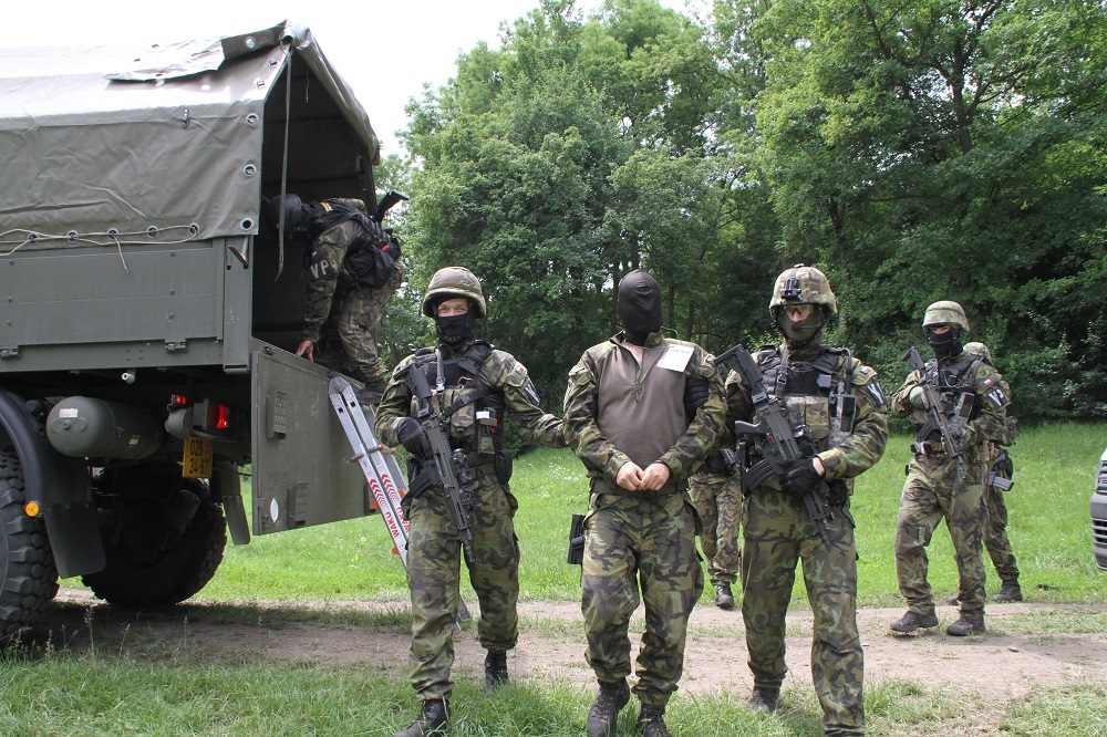 Ozbrojená eskorta Vojenské policie přiváží zajatce