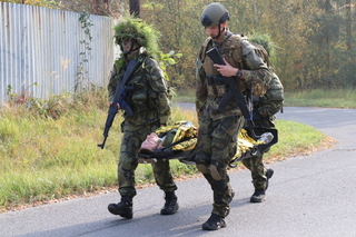 Příslušníci bojové jednotky pomáhají při transportu raněných