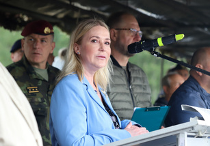 Ministryně obrany na akci Bahna