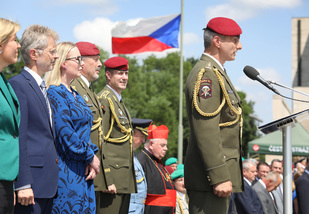 Vojáci slaví Den ozbrojených sil, šéfové Armády ČR a Vojenské policie předali funkce nástupcům