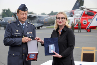 Ministryně obrany Jana Černochová a velitel 24. základny dopravního letectva plk. gšt. Jaroslav Falta
