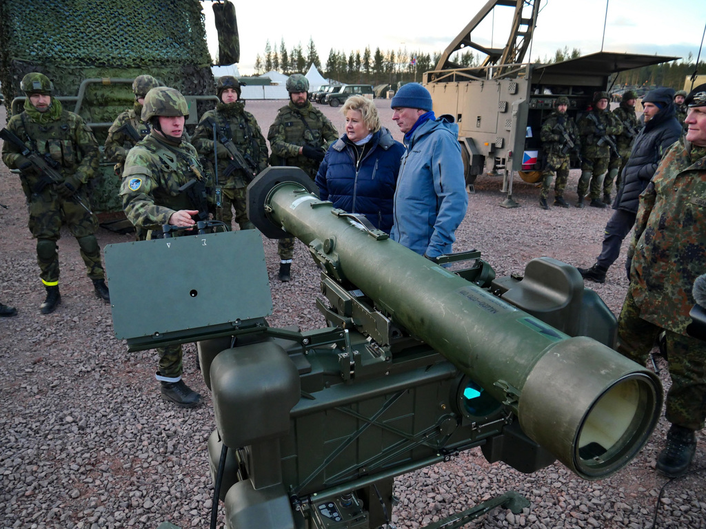 Předsedkyně vlády Norska Erna Solbergová si prohlédla protiletadlový raketový komplet RBS-70