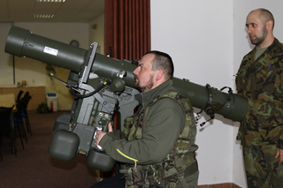 Účastníci si na trenažéru protiletadlového raketového kompletu RBS-70 vyzkoušeli, jak probíhá zachytávání a cvičné sestřelování nepřátelských vzdušných cílů.