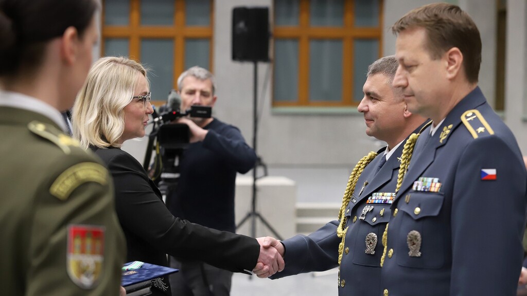 Ministryně obrany tuto středu vyznamenala velitele 24. základny dopravního letectva brig. generála Jaroslava Faltu a jeho zástupce, plk. gšt. Milana Laniaka Záslužným křížem ministra obrany ČR