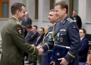 Náčelník Generálního štábu AČR generálmajor Karel Řehka gratuluje k ocenění veliteli 24. základny dopravního letectva